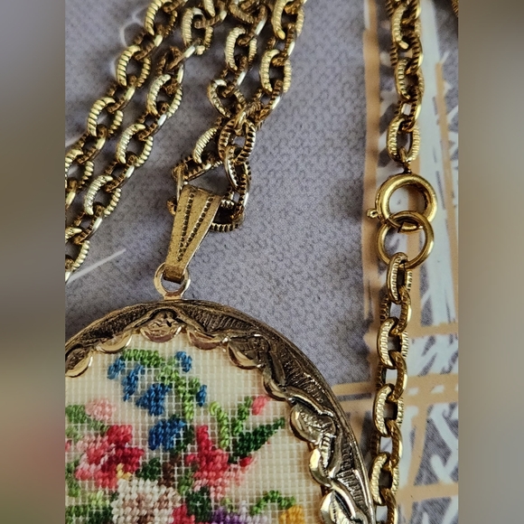 Vtg Petit Point Gold-Tone Locket Pendant Necklace - Picture 6 of 6